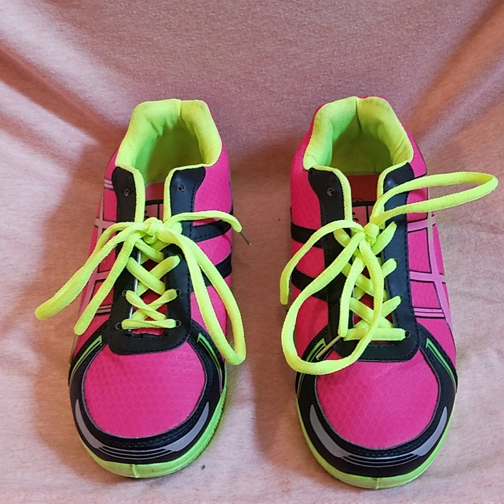Tennis shoes